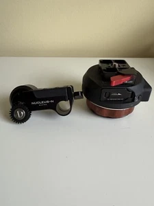 Sistema de control de lente inalámbrico TILTA Nucleus Nano WLC-T04 con empuñadura de madera - Imagen 1 de 5