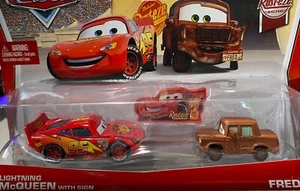 DISNEY PIXAR CARS "LIGHTNING McQUEEN WITH SIGN AND FRED" NEU IN VERPACKUNG, VERSAND WW - Bild 1 von 2