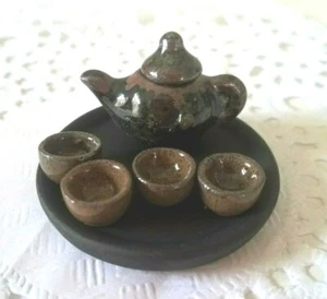 1:12 Teekanne dunkelbraun Keramik japanischer Stil Puppenhaus Miniaturen Zubehör  - Bild 1 von 9