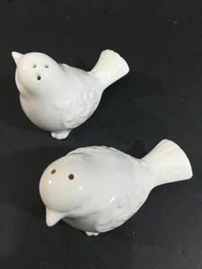 Pier 1 weiße Keramik Vogel Salz/Pfefferstreuer sehr guter Zustand siehe Hinweise - Bild 1 von 6