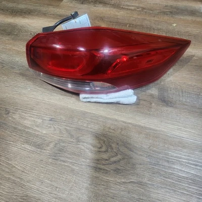 Lámpara trasera halógena del lado derecho del pasajero OEM para Hyundai Elantra Sedán 92402-F3000 Foto 1 de 4