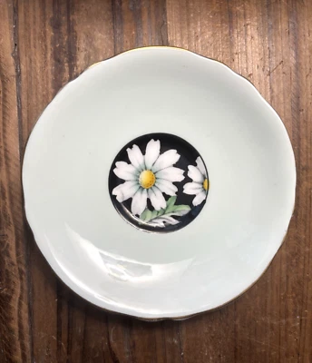 Paragon Light Green w/  Daisies Daisy Saucer (only) 5.5 in England Gold Rim - Image 1 of 4