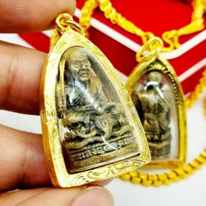LP Thuad Famoso Monje Tailandés Amuleto Colgante Estuche de Micrones de Oro - Imagen 1 de 5