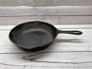 Cast Iron Skillet ~ Vintage 8 1/8 Inch ~ No. 5 Frying Pan - Picture 1 of 10