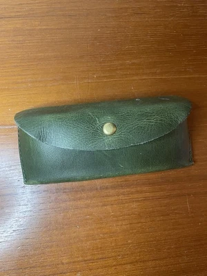Estuche de cuero verde para gafas de sol vintage con correa de gancho para cinturón Foto 1 de 4