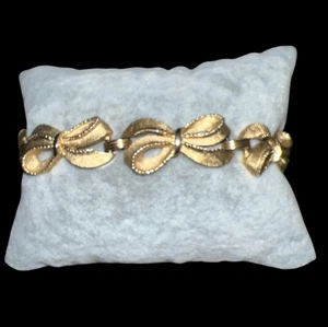Brazalete Trifari Corona Firmado Vintage Cepillado Tono Dorado Lazo Cinta Eslabón de Cadena 7" - Imagen 1 de 5