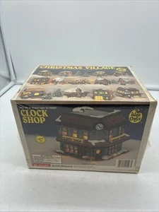 Vintage 90er Wee Crafts Clock Shop, Teil des Weihnachtsdorfes #21597 in versiegelter Verpackung! - Bild 1 von 10