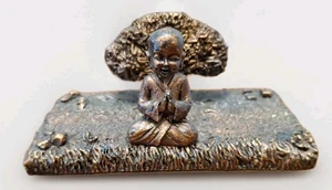 Buddha Kind meditiert in der Nähe eines Baumstegs One Imports - Bild 1 von 9