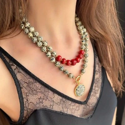 Hermoso collar de doble capa con cuentas de jaspe Dalmation, cuentas rojas, colgante Foto 1 de 4