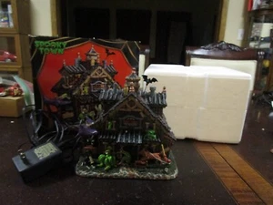 Lemax Spooky Town Creepy Crawlies Pet sitting with box works - Picture 1 of 8
