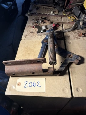 1968-74 AMC AMX, Javelin Frontal Izquierdo Lh Capó Bisagra con resorte Foto 1 de 4