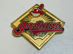 Spilla da bavero vintage Cleveland Indians capo Wahoo ottone opaco brillante sole a raggiera - Foto 1 di 2