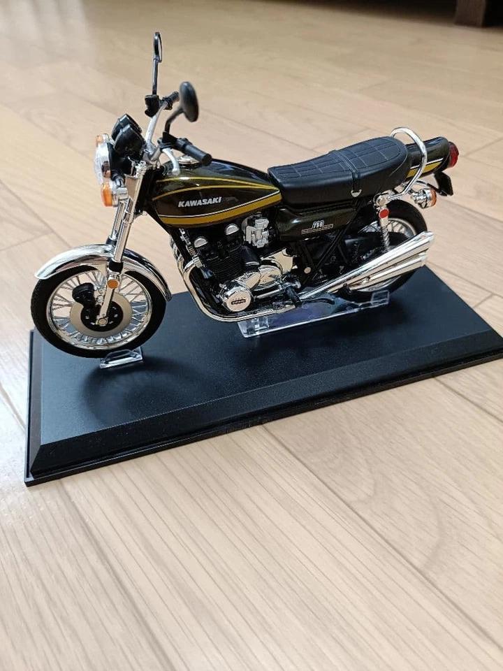 Modelo de moto Kawasaki Z2 750RS escala 1/12 con CBX400 F2 (en curso) usado Foto 1 de 4