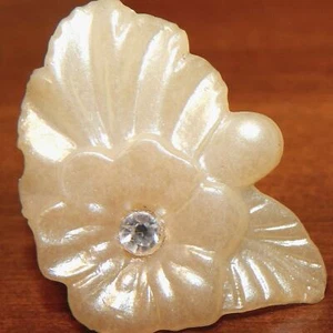 Pendientes de flor de celuloide cremoso vintage de los años 50 raros - Imagen 1 de 6
