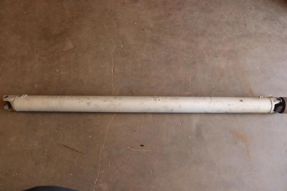 Chevy Avalanche 2007-2008 4x2 5,3 L 4 velocidades eje de transmisión trasero eje cardán OEM Foto 1 de 4