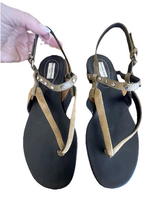 Sandalias de Tanga BALENCIAGA City Cuero Tachonado Gris Caqui Gamuza 37/6 EE. UU. COMO NUEVAS Foto 1 de 4