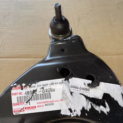 Brazo de control inferior OEM 2016-2023 Toyota Tacoma nuevo 48068-04060 Foto 1 de 4