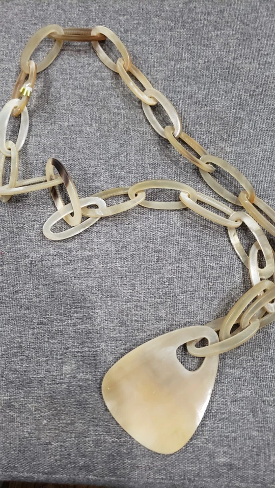 Collar largo de eslabones gruesos de cuerno pre-natural Foto 1 de 3