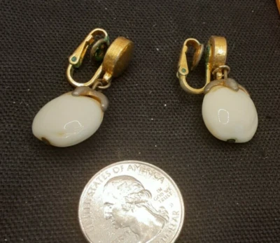 Pendientes colgantes de clip vintage de los años 90 Trifari imitación perlas y tono dorado 5/20-6 Foto 1 de 2