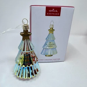 Hallmark 2024 Our First Christmas Andenken Ornament Glas irisierender Baum Neu im Karton - Bild 1 von 14