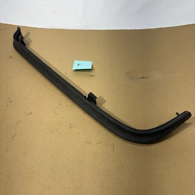 OEM Mercedes Benz W123 paso derecho. Moldura de luz lateral debajo de la cola 240D 300D Foto 1 de 4