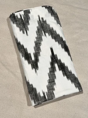 Cortina de Ducha West Elm Ikat Chevron, Blanco Gris, Algodón 72"x74" Foto 1 de 4