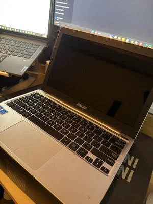 "Laptop ASUS E200HA 11,6"" ultra delgada - Windows 10" Foto 1 de 4