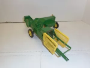 Ertl John Deere Toy Tractor 24T Hay Baler - Picture 1 of 6