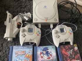 SEGA Dreamcast White Home Console Bundle w/ 2 Controllers, Light Gun & 3 Games