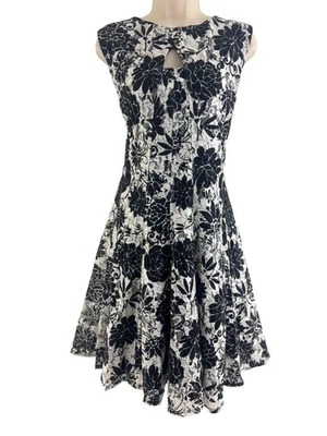 Vestido Roz & Ali Blanco y Negro Corte Floral Encaje Ajuste y Acampanado Talla 16W 1X Talla Grande Foto 1 de 4