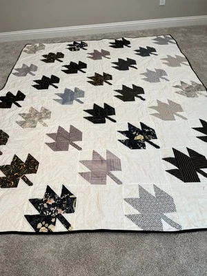 Edredón casero hoja blanca y negra tamaño queen - 80" x 102" acolchado a mano - bonito Foto 1 de 3