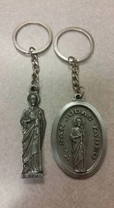 JUEGO DE (2) DIFERENTES LLAVEROS DE METAL SAN JUDAS TADEO SAINT JUDE 3ER COLOR PLATA - Imagen 1 de 8