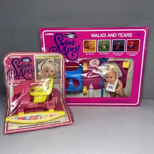 Muñeca vintage 1975 STROLLING SWEET APRIL con caminante y caballo mecedor - Imagen 1 de 21