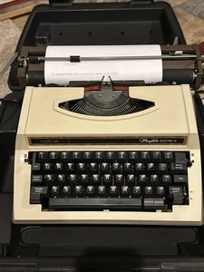 MACCHINA DA SCRIVERE ELETTRICA 12 PROFILO BROTHER VINTAGE IN VALIGETTA - BELLA!!! - Foto 1 di 17