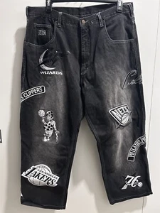 Jeans UNK VINTAGE Y2K NBA patch uomo taglia 38 Lakers Celtics NY stampa all over larghi - Foto 1 di 19