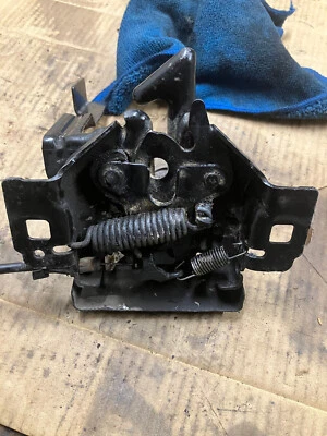 PESTILLO DE LIBERACIÓN DEL CAPÓ 1999 2007 FORD F250 F350 F450 F550 Super Duty Foto 1 de 3