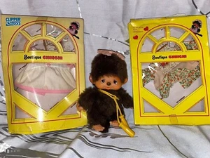 Sekiguchi 1974 MONCHHICHI Figur & 2 x OVP Outfits Monchichi Rarität *w170* - Picture 1 of 9