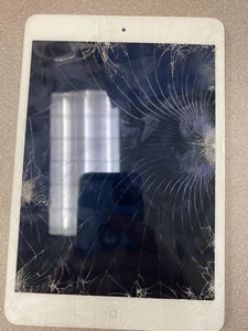 Apple iPad - Cracked For Parts - Picture 1 of 2