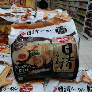 Nissin japanese ramen - kyushu black rich roasted garlic flavour (5 x 106g) - Picture 1 of 2