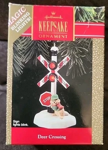 1990 Hallmark Andenken Weihnachtsschmuck Hirsch Kreuzung Schild blinkende Lichter - Bild 1 von 5