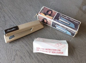 Grapadora de metal beige Swingline 747 vintage años 60 caja original con instrucciones - Imagen 1 de 16