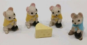 Hagen-Renaker 3 con camisas amarillas y 1 con camisa azul ratones y queso - Juego de 5 - Imagen 1 de 2