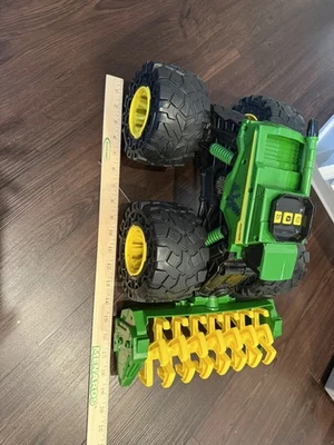 TOMY Monster Treads 18 pulgadas John Deere Super Escala Combina Luz Sonido Tractor Juguete Foto 1 de 4