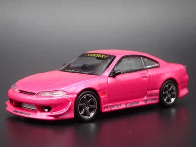 1999-2002 Nissan Silvia S15 Vertex Rosa 1:64 Scala da Collezione Modellino Auto - Immagine 1 di 4