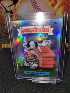 2024 Topps CUBO DE BASURA NIÑOS CROMO 7: DOGG HOUSE DOUG! GPK (Snoop Dogg) 24a - Imagen 1 de 2