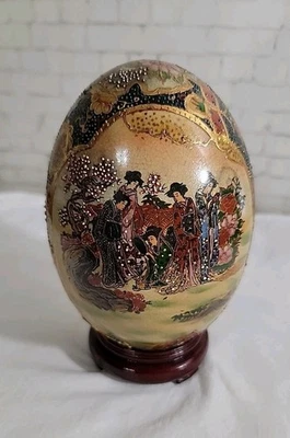 Huevo de cerámica de geisha japonesa Moriage pintado a mano Satsuma con soporte de madera de 7" de alto Foto 1 de 4