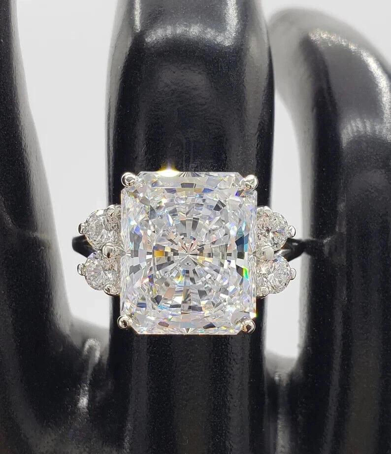 Precioso anillo de compromiso de zafiro blanco de 14,72 quilates de corte radiante y redondo simulado Foto 1 de 4