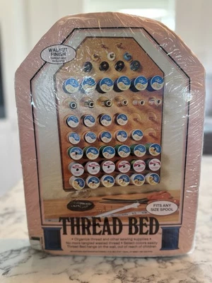 42 clavijas de carrete CAMA DE HILO y clavijas de bobina organizador estante madera montaje en pared nuevo con etiquetas Foto 1 de 4