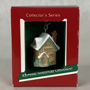 Hallmark Keepsake adorno de Navidad - Tienda de dulces - 2º en Old English Village - Imagen 1 de 6
