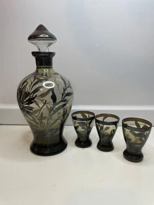 Set Vintage ITALIA TRASPARENTE Vetro Argento Sovrapposizione Liquore Decanter 3 Bicchieri Shot - Foto 1 di 11